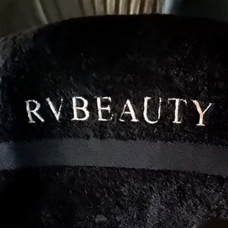 Zwarte handdoek met RVBEAUTY in goudkleurige letters