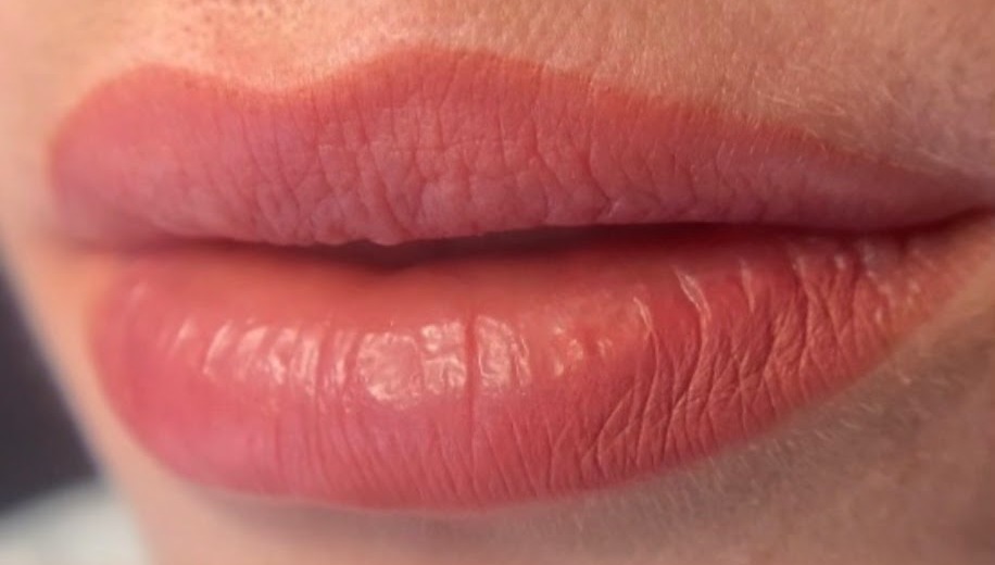 Lippen na een PMU-behandeling bij RVbeauty, close-up